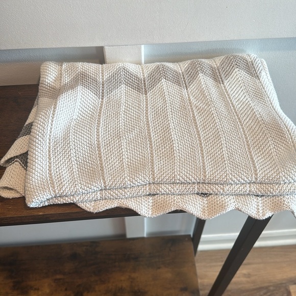 New Silver Cloud Unisex Baby Blanket/Shawl Gray and White Chevron Pattern - Picture 3 of 6
